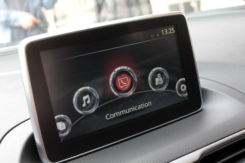 雖為認證車但多功能方向盤、Mazda Connect螢幕應會列為標配，屆時將會有中文化設定。