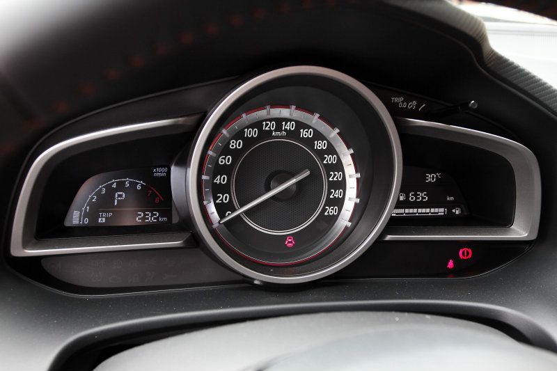 儀錶板會依等級不同而有所區分，高階車型的儀表板中央則顯示轉速。