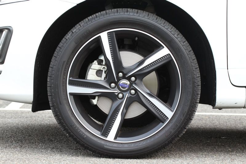 XC60原本並不以帥勁動感外型聞名,但加上R-Design空力套件與20吋胎圈之後,則顯得精神奕奕許多。 XC60原本並不以帥勁動感外型聞名,但加上R-Design空力套件與20吋胎圈之後,則顯得精神奕奕許多。