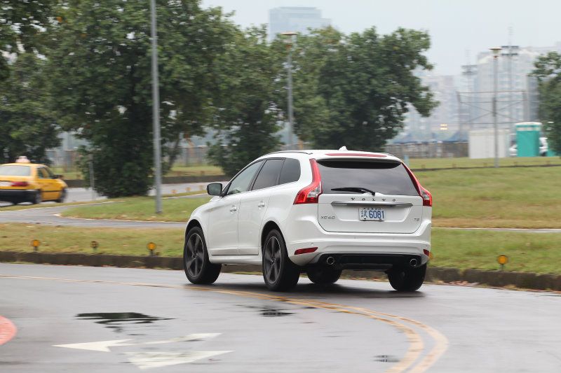 透過Sport底盤設定,XC 60 R-Design擁有更加良好的側傾抑制,且又不會過度死硬。 透過Sport底盤設定,XC 60 R-Design擁有更加良好的側傾抑制,且又不會過度死硬。