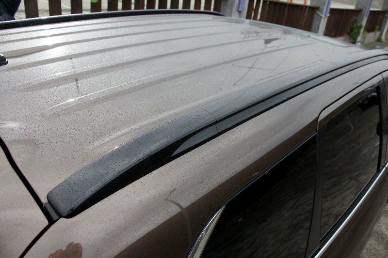 new Outlander修長的側面線條神似Range Rover，黑色服貼式車頂架、染色玻璃搭配鍍鉻窗框飾條還有門把鍍鉻飾條相互輝映，為外觀增色不少。