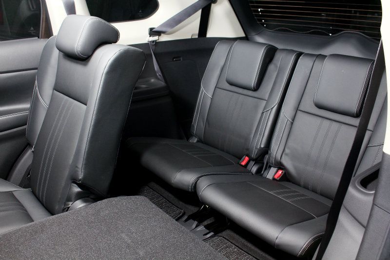 第三排座椅是足夠容納成人的，但是因為雙腳前伸空間有限，並不適合長時間乘坐。