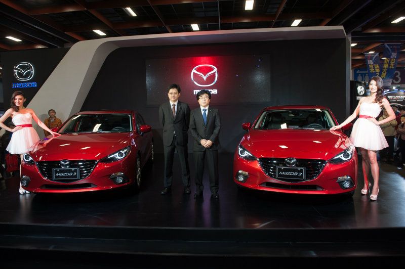 台灣馬自達總經理浜本俊輔及行銷部部長賴信宏先生與All-new Mazda3合影