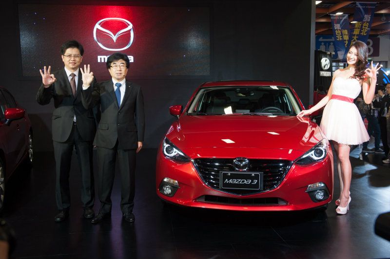 台灣馬自達總經理浜本俊輔與行銷部部長賴信宏先生合影，All-new Mazda3預接單成績亮眼