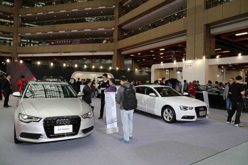 2015年台北新車大展於今日正式登場,台灣奧迪斥資打造專屬展示區域並同步展出包括全新Audi RS 4 Avant Nogaro Selection限量版和全新Audi SQ5高性能豪華運動休旅車在內,共計9部新世代主力車款,要讓車迷朋友們充分感受四環品牌進化科技的造車工藝與無比魅力! 2015年台北新車大展於今日正式登場,台灣奧迪斥資打造專屬展示區域並同步展出包括全新Audi RS 4 Avant Nogaro Selection限量版和全新Audi SQ5高性能豪華運動休旅車在內,共計9部新世代主力車款,要讓車迷朋友們充分感受四環品牌進化科技的造車工藝與無比魅力!