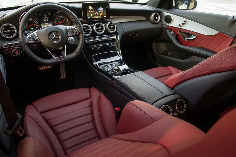 C 250 Estate AMG Line以三幅多功能平底造型的方向盤及紅色ARTICO AMG專屬跑車座椅,展現全新運動化風格 C 250 Estate AMG Line以三幅多功能平底造型的方向盤及紅色ARTICO AMG專屬跑車座椅,展現全新運動化風格