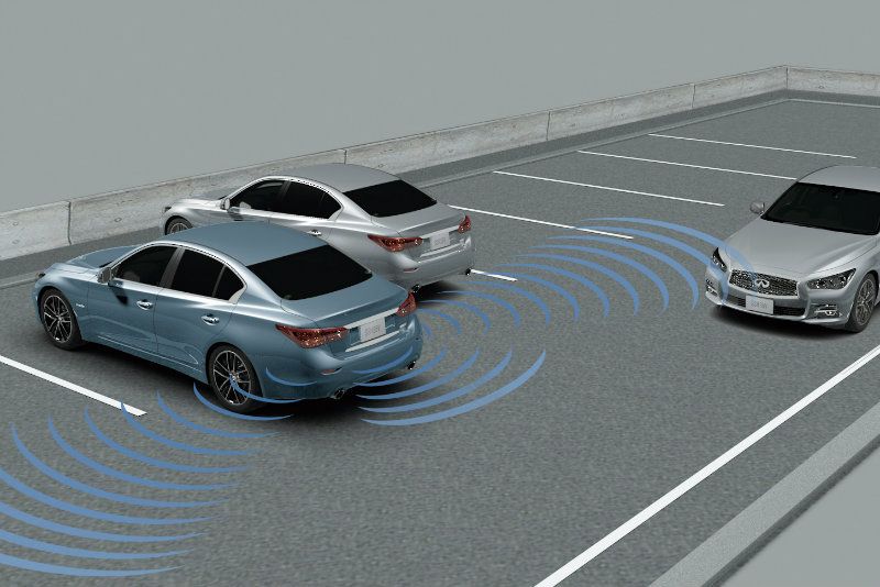 INFINITI Q50搭載世界首創可偵測「前前車」動態，預先提出警告避免追撞意外的PFCW車輛追撞預警系統。