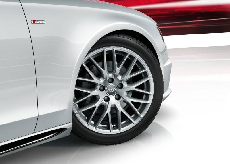 「Audi A4 S line edition限量版特仕車款」在外觀方面，增加了鍍鉻水箱護罩、Audi Sport十幅式鋁圈、Sport edition黑色排氣尾飾管在內的精緻配件，為車身外觀注入強烈的運動跑格氣勢！