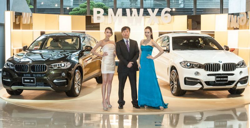 全新BMW X6豪華休旅跑車與BMW總代理汎德公司營業部副總 吳漢明先生(中) 全新BMW X6豪華休旅跑車與BMW總代理汎德公司營業部副總 吳漢明先生(中)