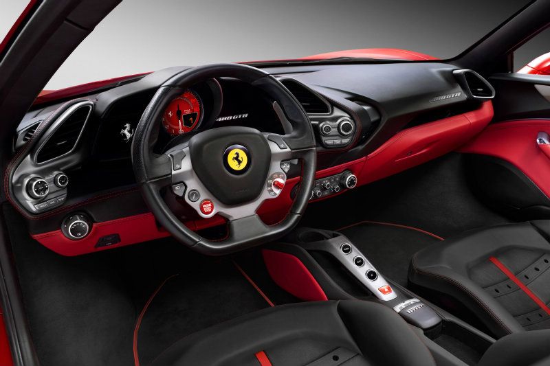 內裝以458 Italia設計基礎微調，新的Daytona造型座椅以及車門板設計更符合人體工學