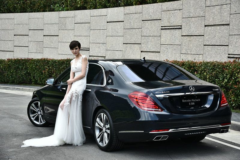 氣質名模身穿白紗搭配Maybach S 500頗有身處豪門婚禮現場的錯覺 氣質名模身穿白紗搭配Maybach S 500頗有身處豪門婚禮現場的錯覺