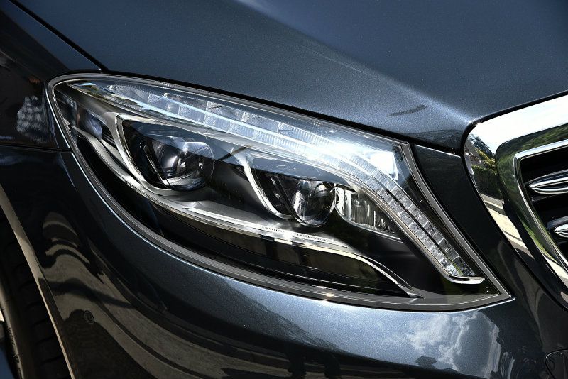 搭載智慧型LED頭燈可依行車路況變化角度因此不需要霧燈