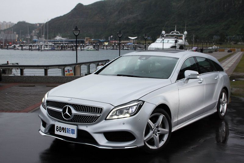 美型設計考量的車身加裝AMG Line套件之後冷冽更明顯。