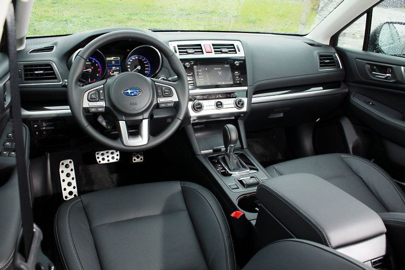 整齊對稱的中控台設計輔以鍍鉻飾條與髮絲紋面板，於低調中畫龍點睛的提升質感表現。空調規格提供前座左右雙區恆溫系統。七吋LCD多點觸控螢幕具備藍牙與USB連接功能，不過僅有英文的介面較為可惜。