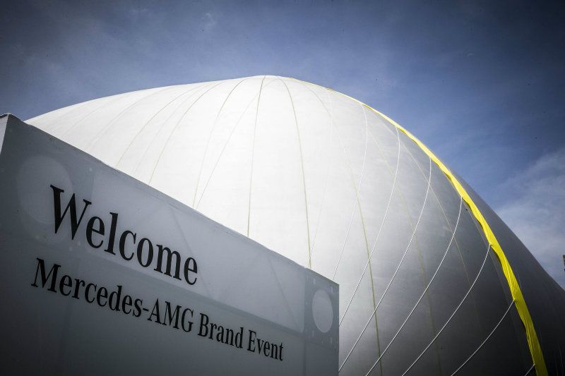 台灣賓士於台北101旁打造速度聖堂,在巨蛋造型的AMG Arena中,讓全場來賓感受到宛如置身賽道的神祕錯覺! 台灣賓士於台北101旁打造速度聖堂,在巨蛋造型的AMG Arena中,讓全場來賓感受到宛如置身賽道的神祕錯覺!
