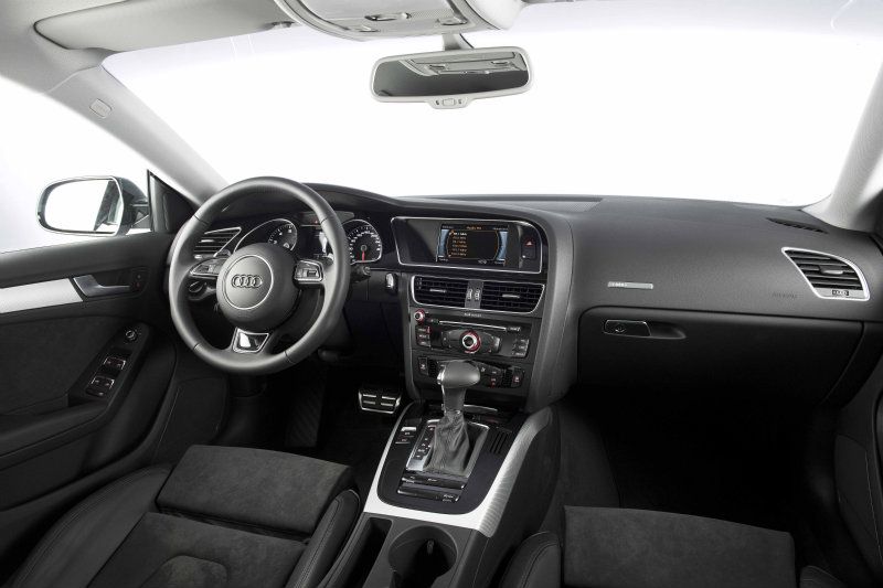 ​​ ​ ​ Audi A5 Coupé / Sportback S line Competition特仕車呈現出與眾不同的跑旅車風格。​