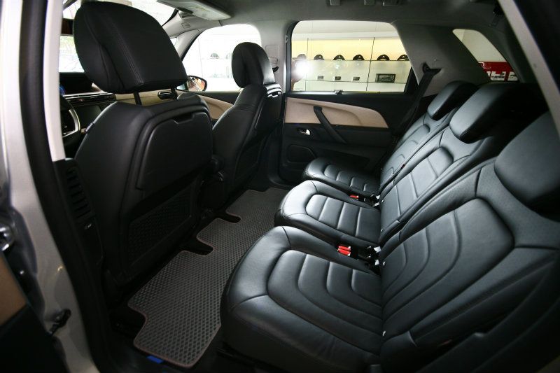 雖然軸距縮減，但Citroen C4 Picasso依舊保有相當寬裕的後座空間。