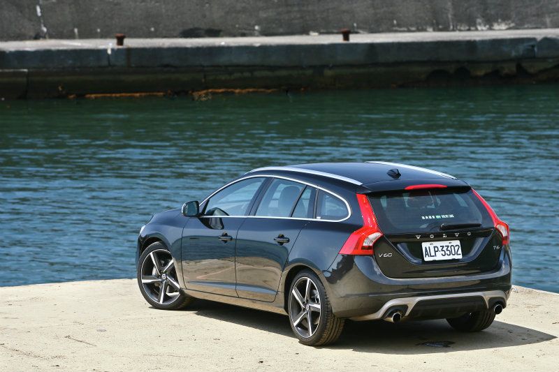 想快速辨識眼前的VolvoV60是不是T6是件難事，因為包括R-Design套件在內全部與其他動力形式的V60相當接近。