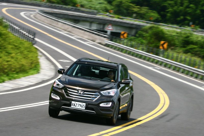 銷售成績不俗的Santa Fe,如今新添2.4升汽油動力版本生力軍。 銷售成績不俗的Santa Fe,如今新添2.4升汽油動力版本生力軍。