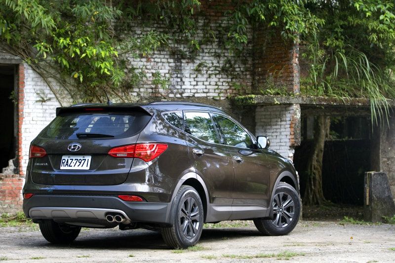 基本上,就外觀而言很難分辨Santa Fe 2.4與柴油版本的差異,至於棕色烤漆則為隨之發表的全新車色。 基本上,就外觀而言很難分辨Santa Fe 2.4與柴油版本的差異,至於棕色烤漆則為隨之發表的全新車色。