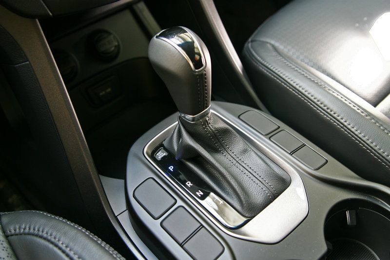 與柴油車款相同的六速手自排變速箱,換檔質感相當不錯。 與柴油車款相同的六速手自排變速箱,換檔質感相當不錯。