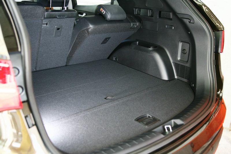 由於大氣的車身尺碼加上取消的第三排座椅,因此Santa Fe 2.4得以保有十足寬敞的行李廂空間。 由於大氣的車身尺碼加上取消的第三排座椅,因此Santa Fe 2.4得以保有十足寬敞的行李廂空間。