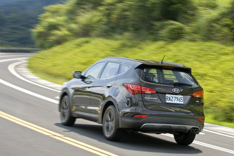 由於較柴油四驅版本輕上不只200公斤,因此無論前後或者高低重心都獲得了有效改善,循跡特性更容易為駕駛人所掌控。 由於較柴油四驅版本輕上不只200公斤,因此無論前後或者高低重心都獲得了有效改善,循跡特性更容易為駕駛人所掌控。