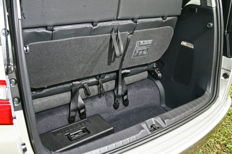 若將第三排座椅拉出使用，則行李箱呈現出夠寬夠高但不夠深的狀況。