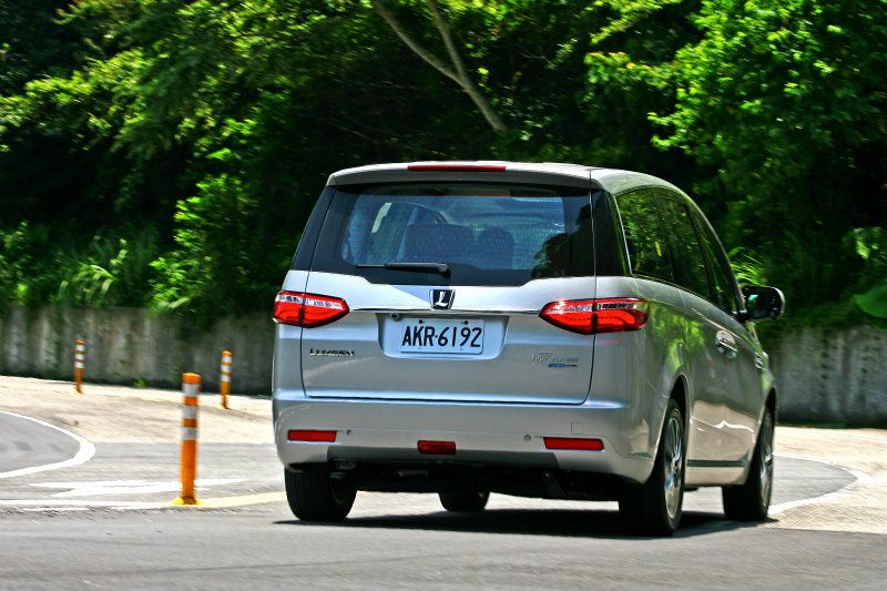 彎中側傾較先前稍微明顯，但行路舒適性則也因此有所進步，對應MPV所屬的家庭定位恰如其分。