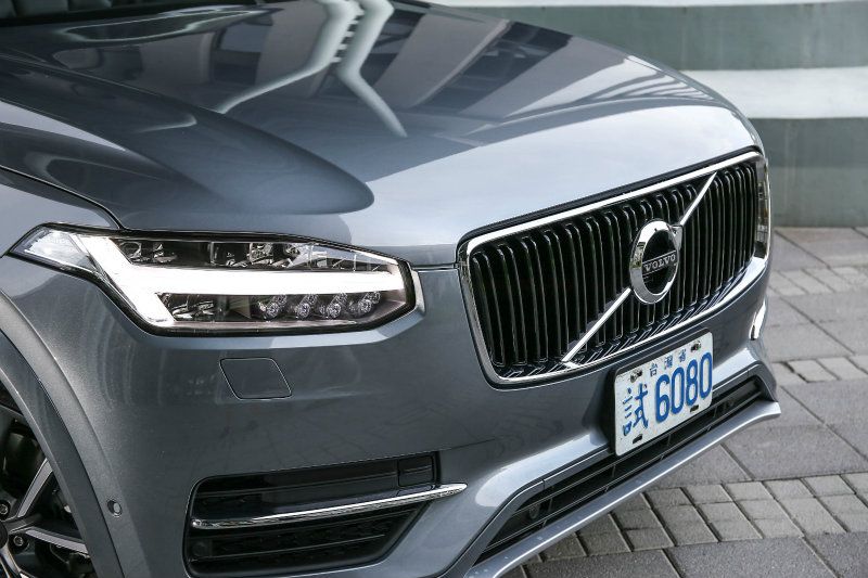導入雷神之鎚的設計元素,新世代XC90LED頭燈同時兼具了前衛感與高辨識度。 導入雷神之鎚的設計元素,新世代XC90LED頭燈同時兼具了前衛感與高辨識度。