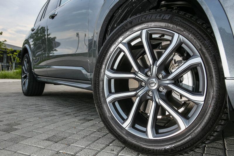 全車系皆配備20吋輪圈,對應輪胎尺碼為275/45R20。 全車系皆配備20吋輪圈,對應輪胎尺碼為275/45R20。