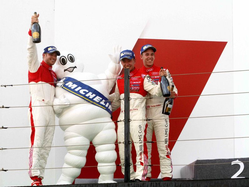 ​ ​ ​ ​ ​ ​ ​ ​ ​ 來自意大利、素有澳門先生美名的Edoardo Mortara(左)，堪稱是本次來台參賽選手中知名度最高的賽車手之一，圖為 Edoardo Mortara在首場 第五回合賽事奪冠後，興奮地和米其林寶寶合影慶祝 ​ 。