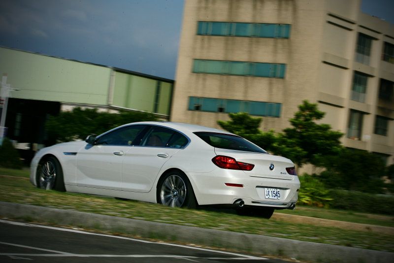 儘管車長超過五米，彎中動態表現依舊可圈可點。