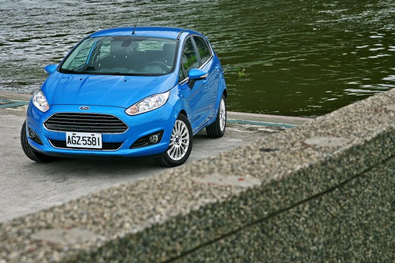 被車迷暱稱為「馬丁頭」的新世代Ford車系設計風格,風行草偃也吹到了Fiesta的車頭上。 Ford Fiesta 1.0 EcoBoost的「馬丁頭」