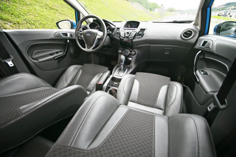 車室內設計符合年輕族群喜好,但細節質感則還有提升的空間。 Ford Fiesta 1.0 EcoBoost車室內設計符合年輕族群喜好,但細節質感則還有提升的空間。
