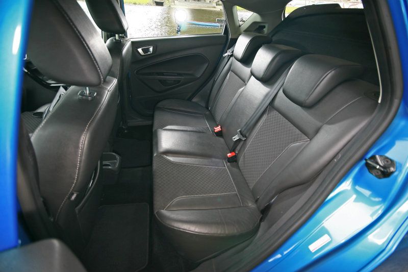 後排空間不能說寬敞,但要乘坐成人進去倒也不是難事。 Ford Fiesta 1.0 EcoBoost後排空間不能說寬敞,但要乘坐成人進去倒也不是難事。