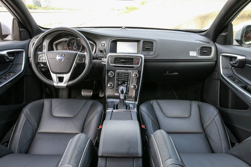 內裝格局與一般V60車型大抵相同，採用鋁合金材質打造控台飾板。