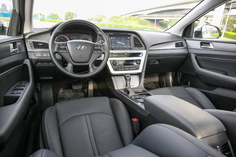 相較於外觀造型,中控台設計則以質感取勝。 相較於外觀造型,中控台設計則以質感取勝。