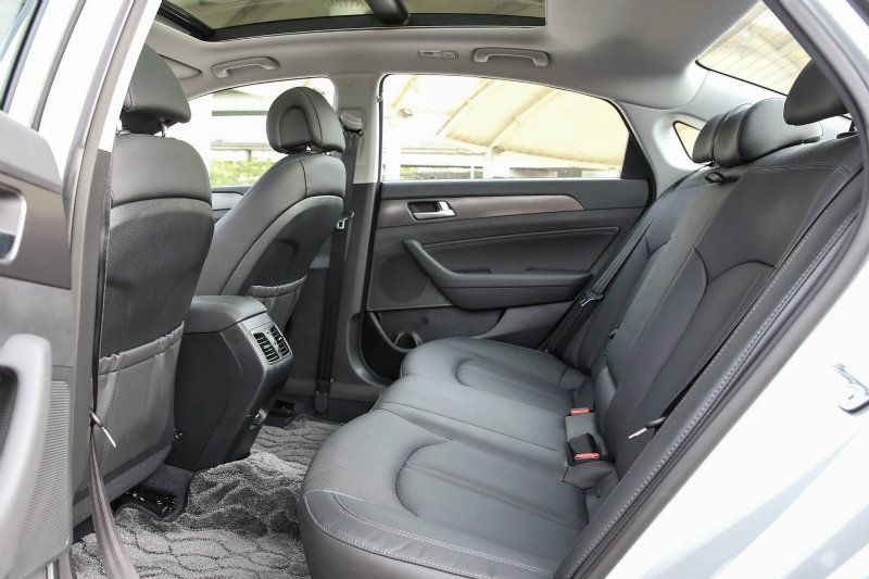 2805mm軸距長度不僅有寬敞的後座空間,並具備專屬空調出風口。 2805mm軸距長度不僅有寬敞的後座空間,並具備專屬空調出風口。