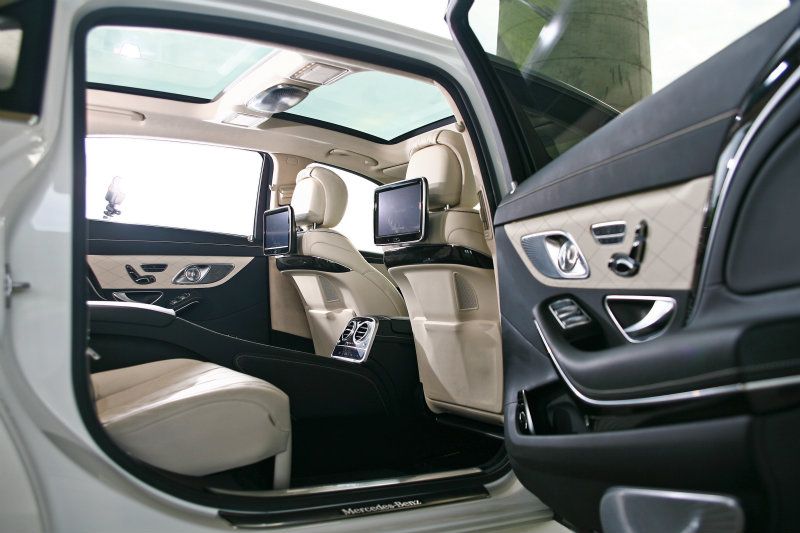 打開後門,Mercedes-Maybach S600的魅力源自於此。 打開後門,Mercedes-Maybach S600的魅力源自於此。