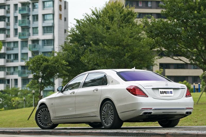 更長的車身與軸距,讓Mercedes-Maybach S600更顯奢華樣貌。 更長的車身與軸距,讓Mercedes-Maybach S600更顯奢華樣貌。