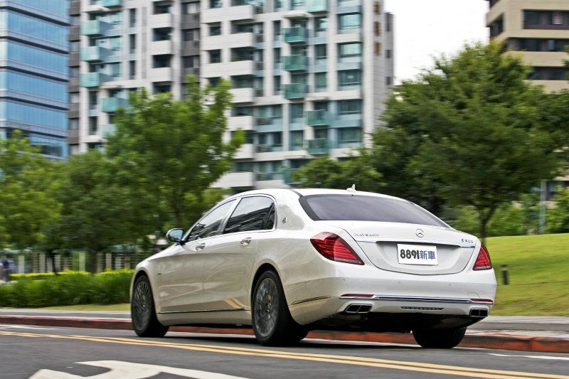 Mercedes-Maybach S600的行路性相當平順,乘坐其中幾乎難以察覺台北的爛路是多麼不堪。 Mercedes-Maybach S600的行路性相當平順,乘坐其中幾乎難以察覺台北的爛路是多麼不堪。