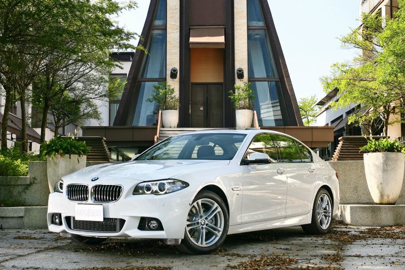 外觀上,M款空力套件與M款18吋鋁圈是最容易辨識520i M Sport Edition的方式。 外觀上,M款空力套件與M款18吋鋁圈是最容易辨識520i M Sport Edition的方式。