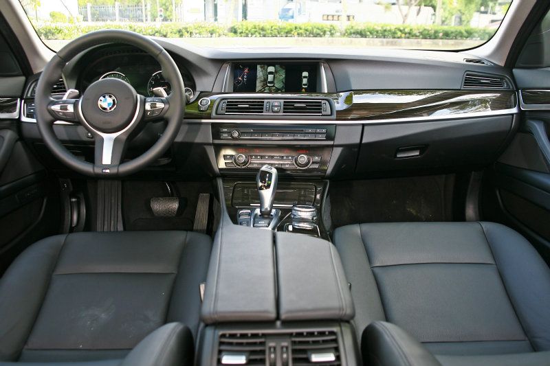 車室內所帶來的改變,主要在於漂亮的M款三幅式跑車方向盤。 車室內所帶來的改變,主要在於漂亮的M款三幅式跑車方向盤。