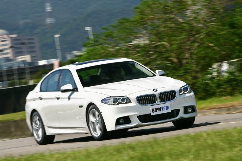 一直以來5 Series都予人以中大型房車來說相當動感的印象,520i M Sport Edition當然更加突顯宣揚。 一直以來5 Series都予人以中大型房車來說相當動感的印象,520i M Sport Edition當然更加突顯宣揚。
