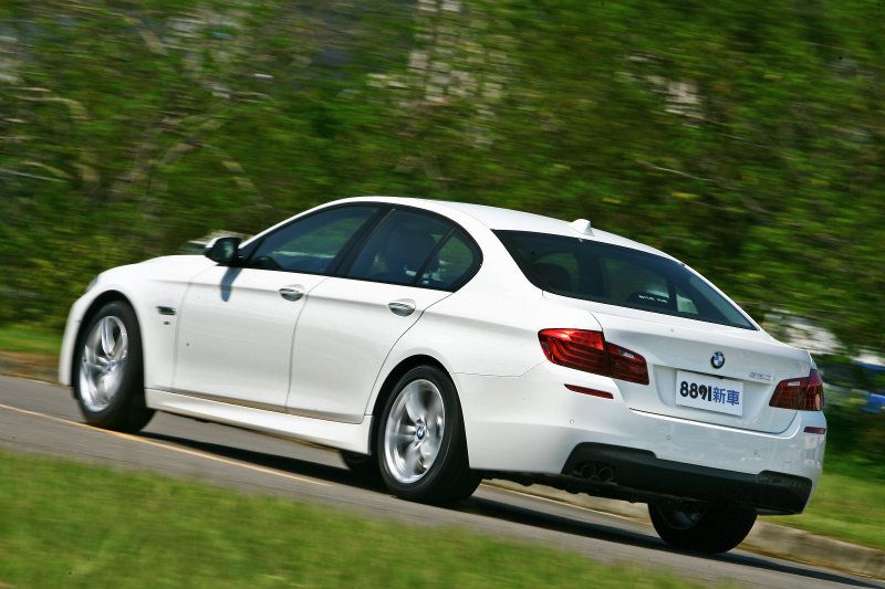 彎中520i M Sport Edition受惠於更寬扁的跑胎,因此獲得更加安定卻又保留運動調性的操控反應。 彎中520i M Sport Edition受惠於更寬扁的跑胎,因此獲得更加安定卻又保留運動調性的操控反應。