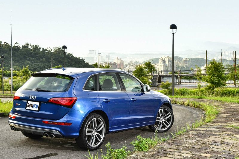 SQ5車價為新台幣329萬元,外觀上披上了S性能家族的專屬外衣,霧銀飾條、20吋輪圈、四出排氣尾管都是識別特徵。 SQ5車價為新台幣329萬元,外觀上披上了S性能家族的專屬外衣,霧銀飾條、20吋輪圈、四出排氣尾管都是識別特徵。