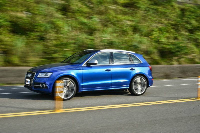 透過quattro四驅系統的傳遞,SQ5呈現的是穩定見長的動態反應。 透過quattro四驅系統的傳遞,SQ5呈現的是穩定見長的動態反應。
