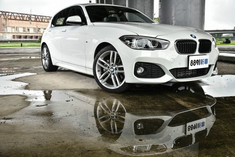 換上了施法2系列的頭尾燈造型，從此次試車主角125i M Sport Package身上，看見小改款1系列向主流靠攏的設計美學。