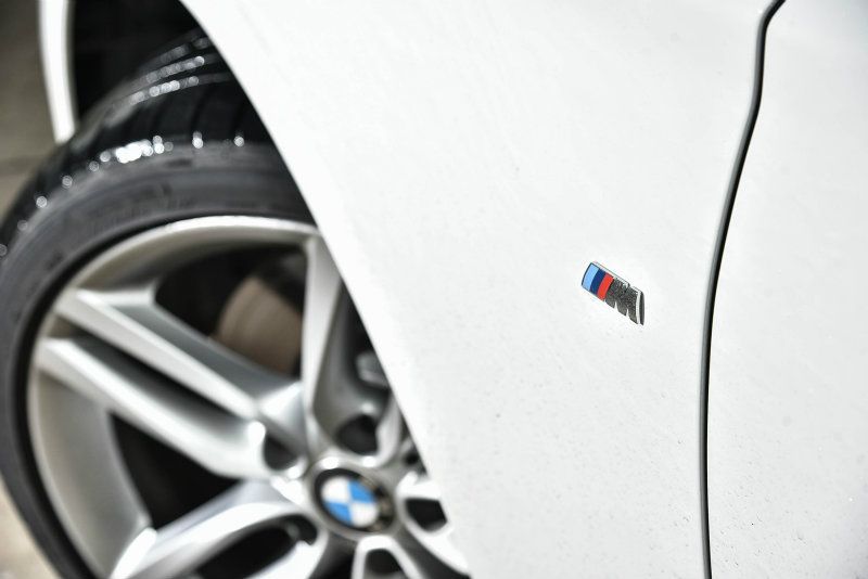 125i M Sport Package外觀加諸了M款空力套件，輪圈也換上M款雙輻式樣。